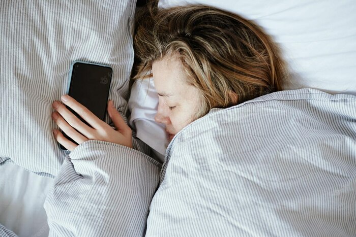 screen time and mental health, effcet on sleep, how much should i reduce screen time 